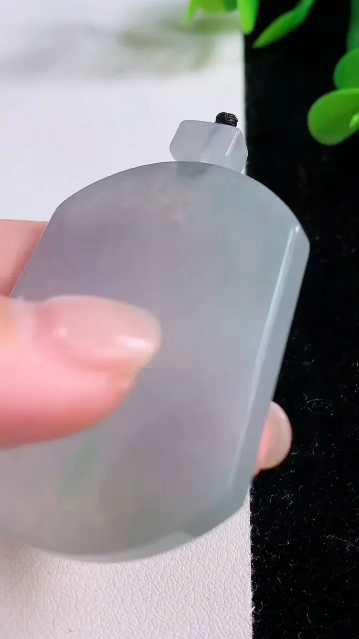 天然A货翡翠无事牌吊坠，尺寸50.8-41-5.1，重量:32.08g
11月25日