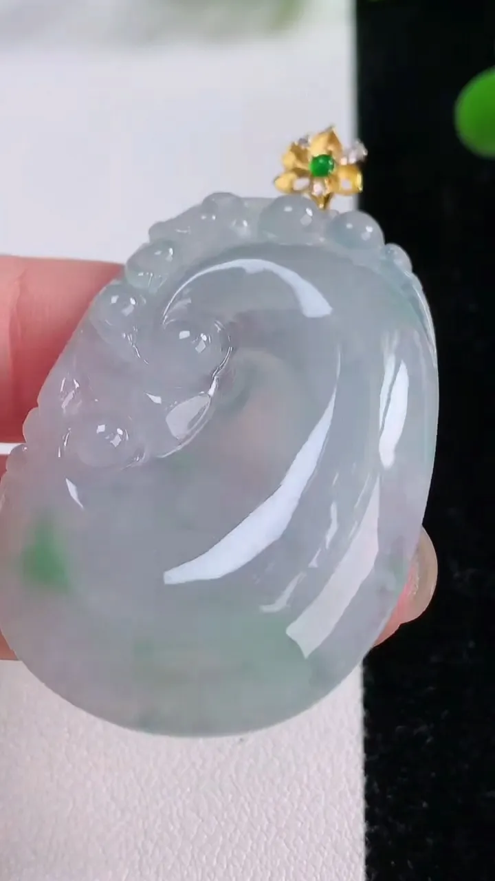 天然A货翡翠如意吊坠，尺寸44.6-30.3-5，重量:12.98g
11月25日