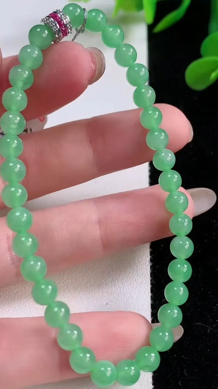 天然A货翡翠圆珠手串，尺寸5.2-35颗，重量:9.37g11月25日
工厂直销收藏佳品,种好水足，