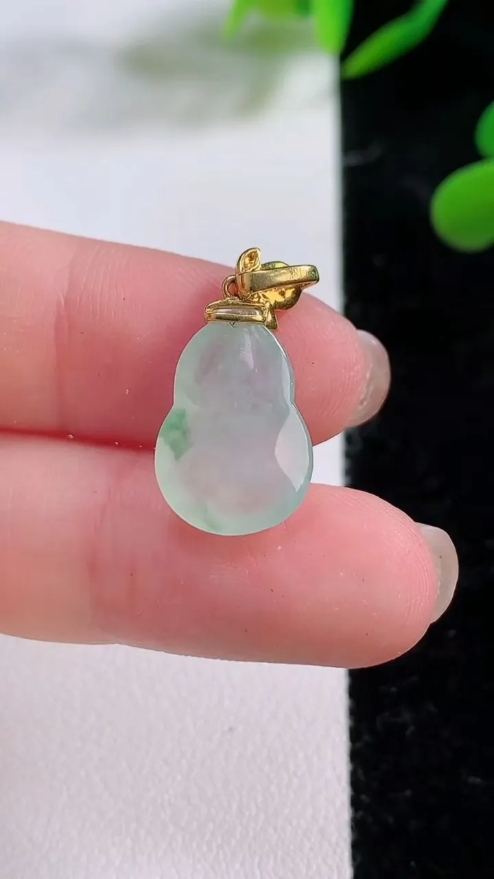 天然A货翡翠葫芦吊坠，尺寸16.3-11-4.6，重:1.88g
11月25日
