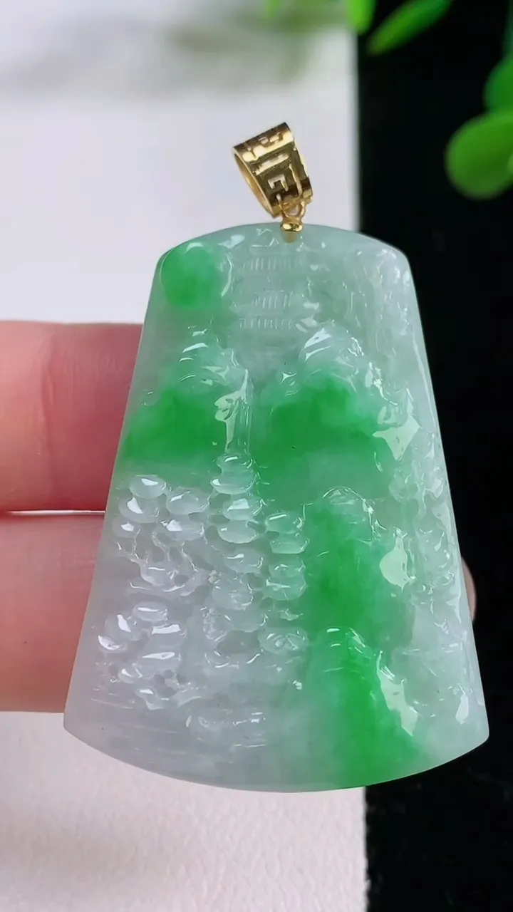 天然A货翡翠山水牌吊坠，尺寸42.5-30.6-4.3，重量:12.90g
11月25日