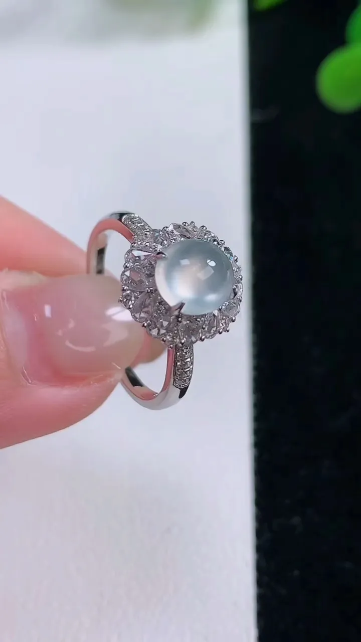 天然A货翡翠种白冰蛋面戒指，尺寸17.3-6.9-6.1-9，重量:3.10g2025年11月25日