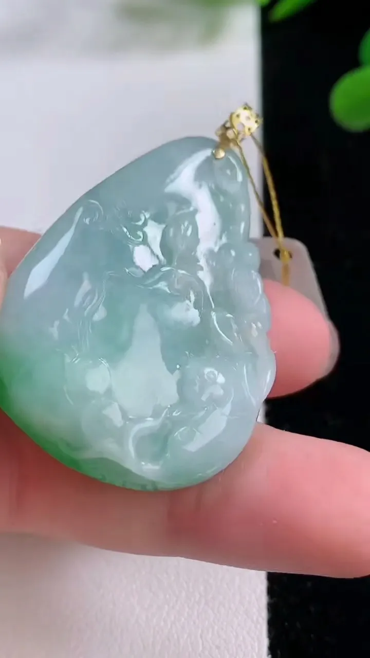 天然A货翡翠年年有余吊坠，尺寸39.3-29-8.1，重量:17.80g
11月25日