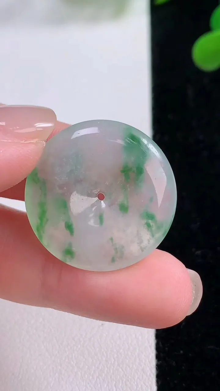 天然A货翡翠冰种飘花平安扣吊坠，尺寸24.5-4.6，重量:5.84g
11月25日