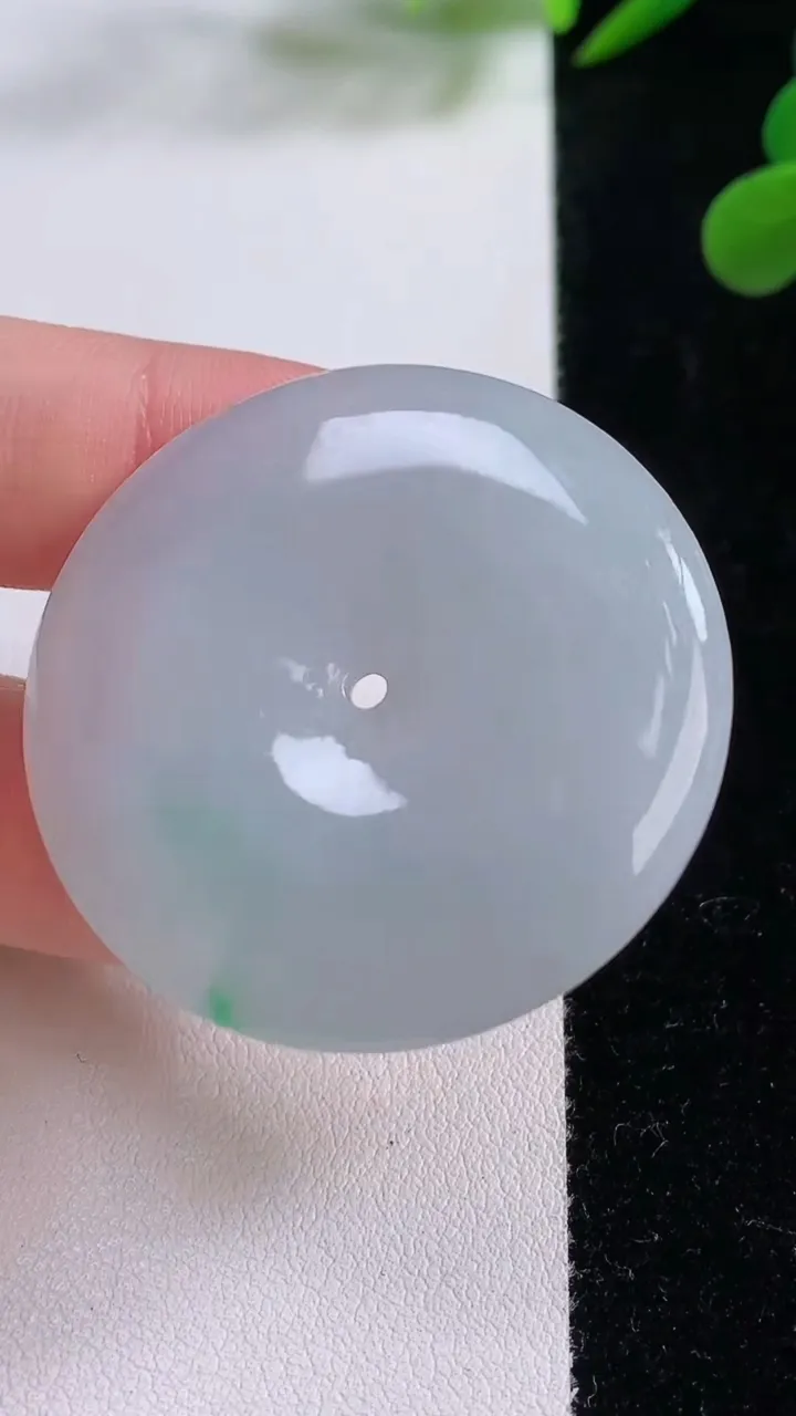 天然A货翡翠平安扣吊坠，尺寸39.4-6，重量:20.50g
11月25日