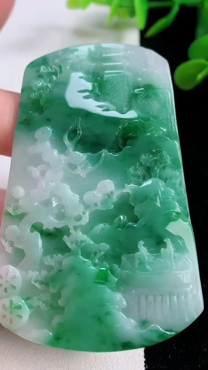 天然A货翡翠山水牌吊坠，尺寸74.2-47.7-6.8，重量:49.67g
11月25日