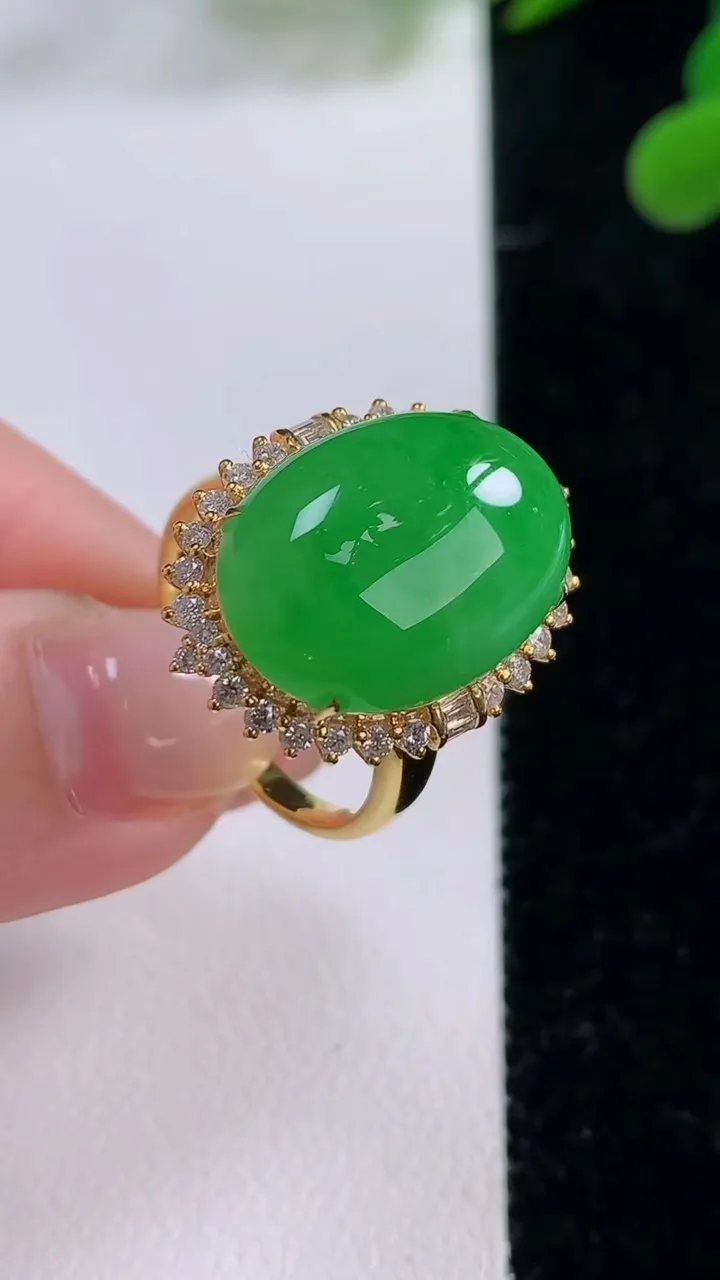 天然A货翡翠蛋面戒指，尺寸19.6-18.2-13.5-11，重量:6.87g2025年11月25日
工厂直销收藏佳品,种好水足，色泽均匀，有种有色，上手高大气！