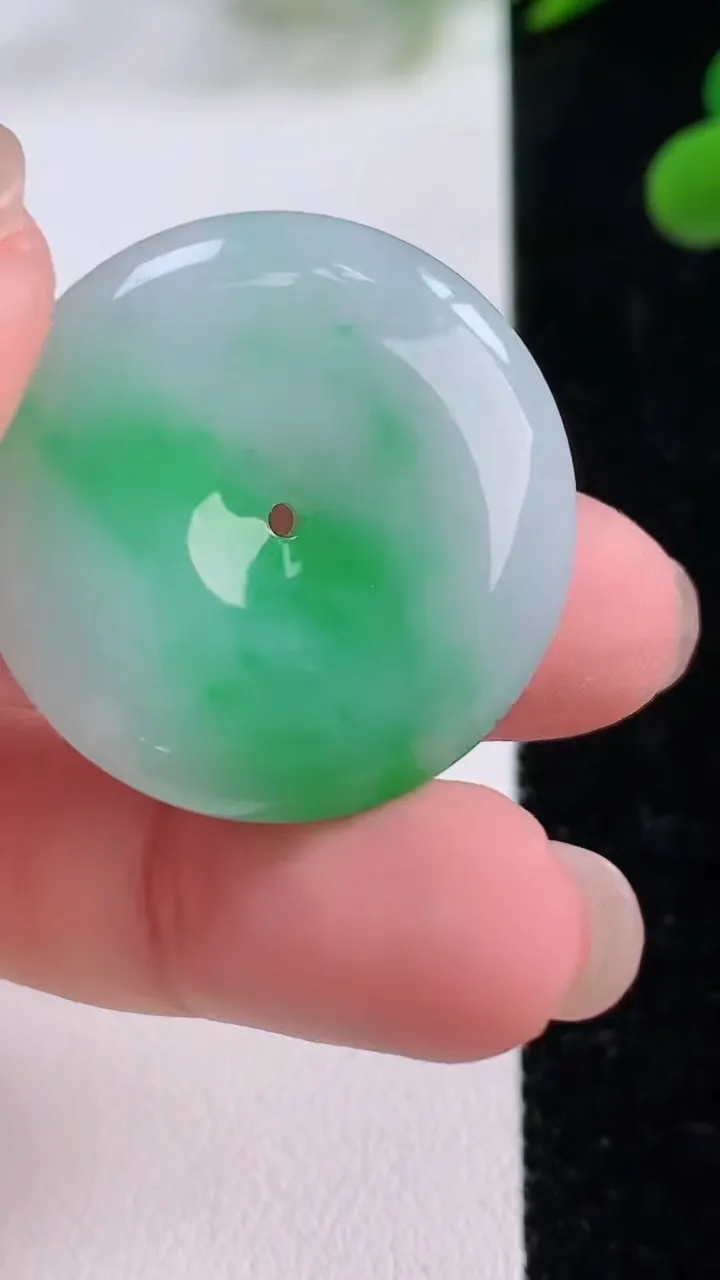 天然A货翡翠平安扣吊坠，尺寸28.8-6.3，重量:12.05g
11月25日