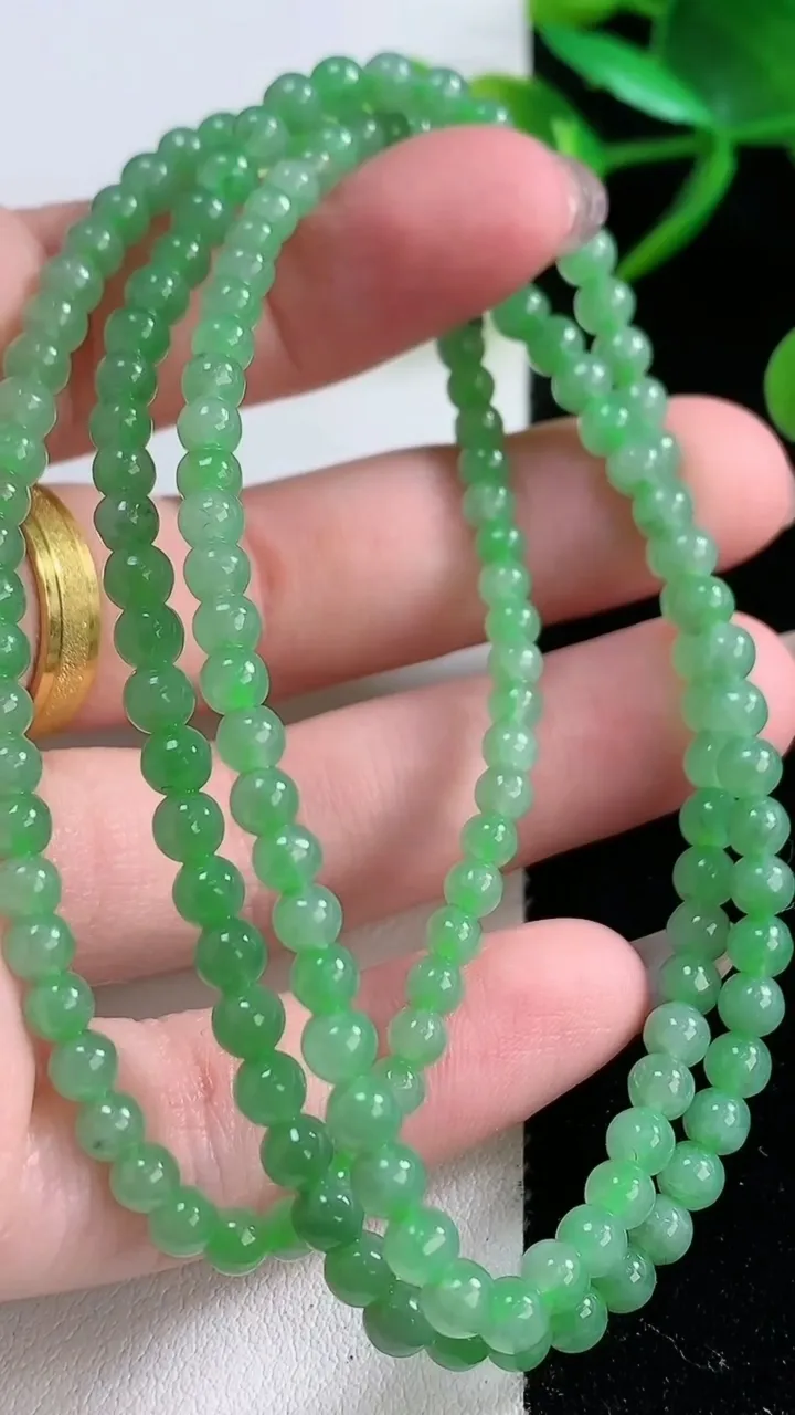 天然A货翡翠圆珠项链，尺寸4.2-154颗，重量:18.72g
11月25日