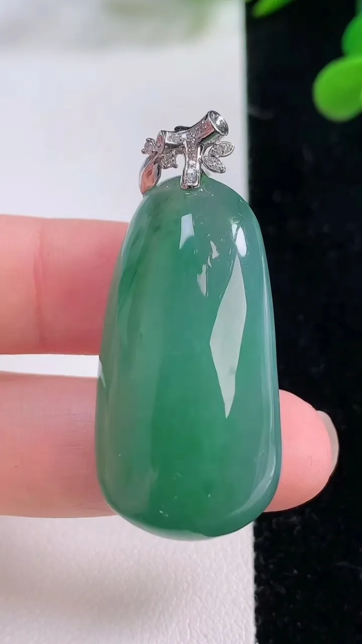 天然A货翡翠福瓜吊坠，尺寸36-18.6-13，重量:18.24g
11月25日