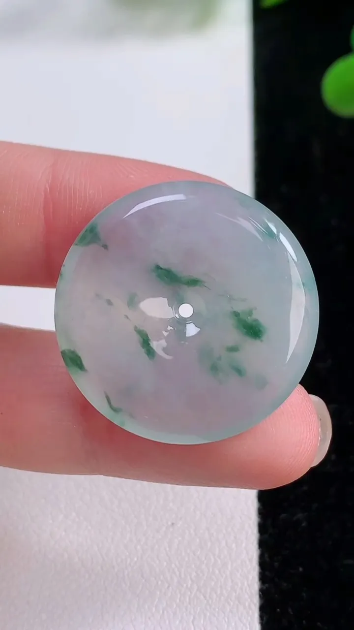天然A货翡翠冰种飘花平安扣吊坠，尺寸27-4.6，重量:7.87g
11月25日