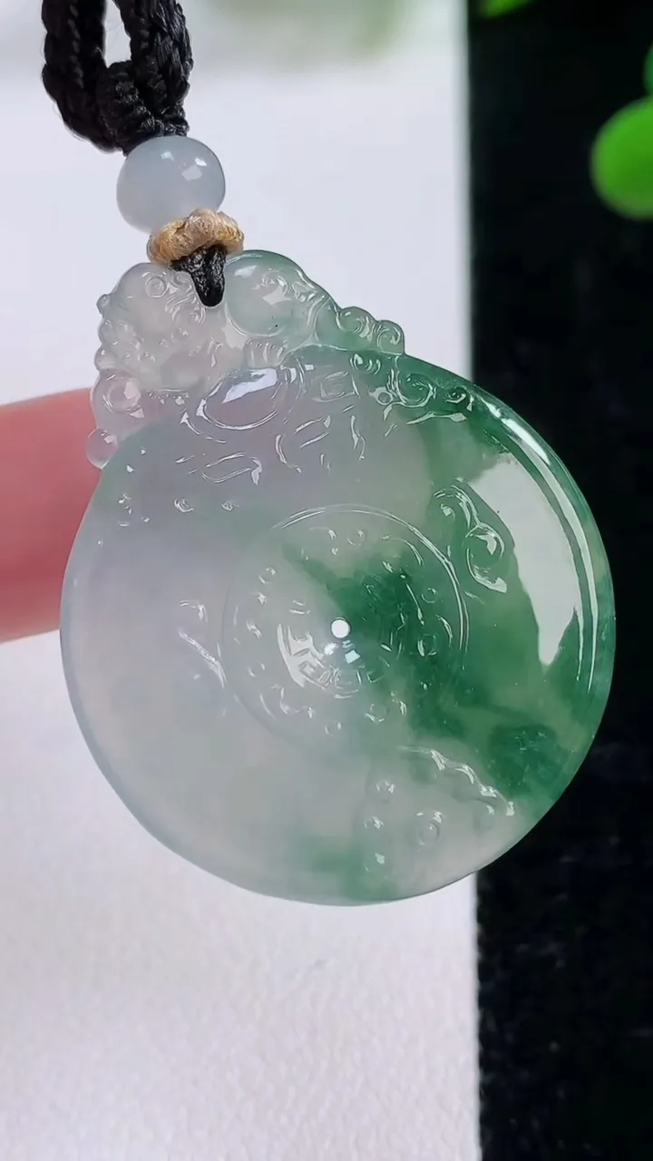 天然A货翡翠冰种飘花复古平安扣吊坠，尺寸35.3-28.6-5.2，重量:13.06g
11月25日