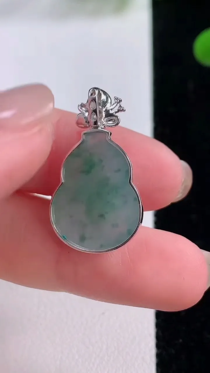 天然A货翡翠种飘花葫芦吊坠，尺寸20-15.2-4.9，重量:3.17g
11月25日