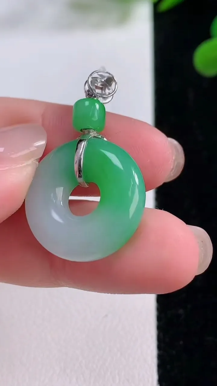 天然A货翡翠平安环吊坠，尺寸20-5.5，重量:5.31g
11月25日