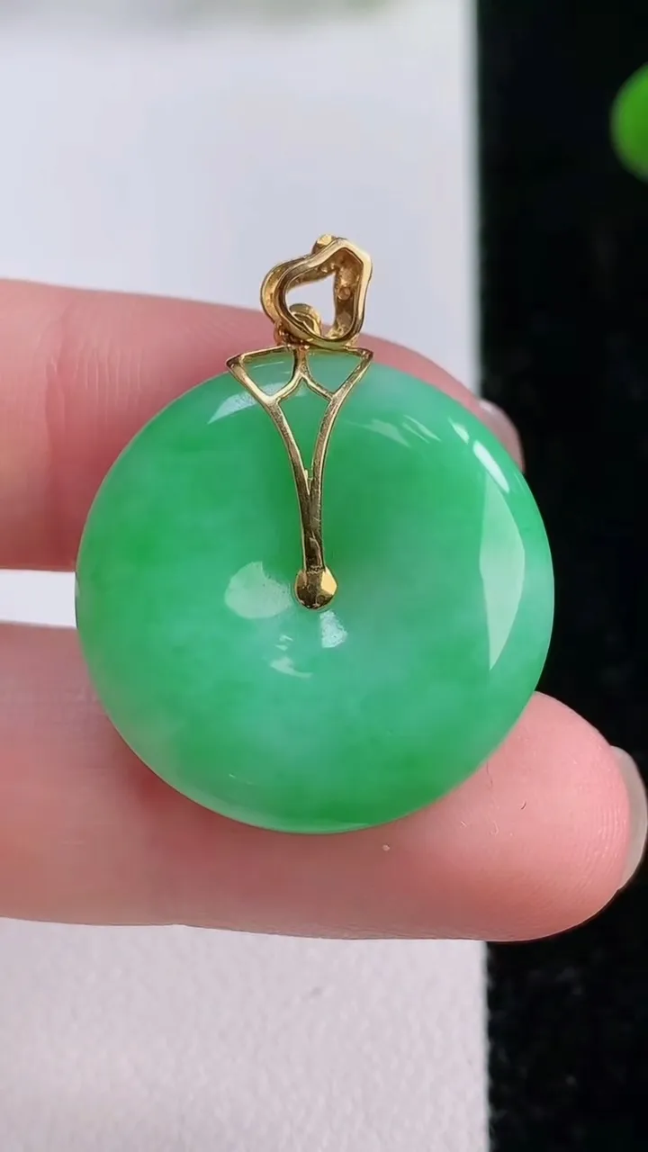 天然A货翡翠平安扣吊坠，尺寸23.6-5.3，重量:6.81g
11月25日