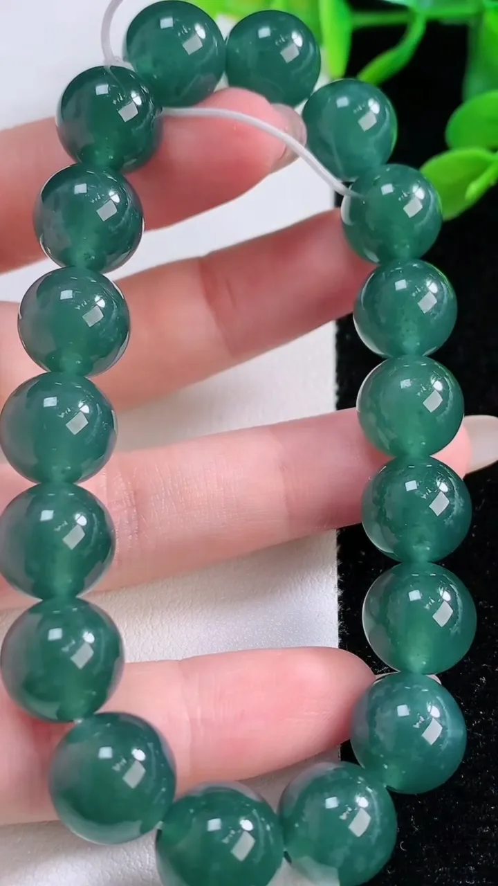 天然A货翡翠圆珠手串，尺寸11.6-18颗，重量:51.09g11月25日
工厂直销收藏佳品,种好水足，色泽均匀，有种有色，上手高大气！