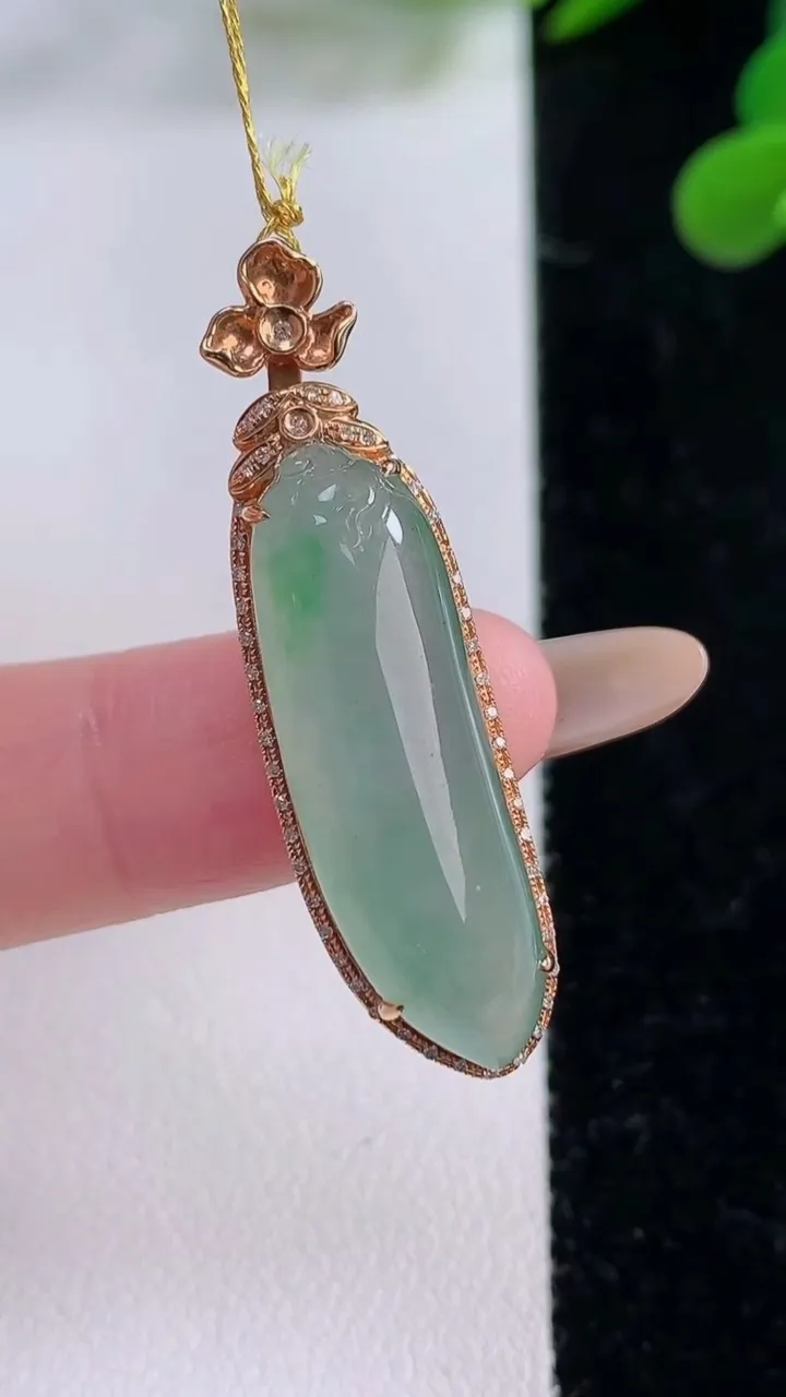 天然A货翡翠山水福瓜吊坠，尺寸39.3-11-8.1，裸石28.6-8.8重量:5.81g
11月25日