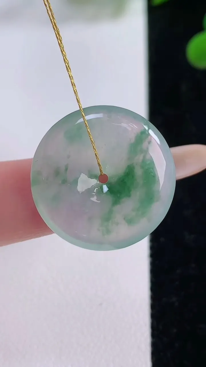 天然A货翡翠冰种飘花平安扣吊坠，尺寸22.7-4.4，重量:5.04g
11月25日