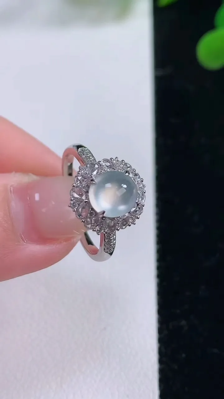 天然A货翡翠种白冰蛋面戒指，尺寸17.3-6.9-6.1-9，重量:3.10g2025年11月25日
工厂直销收藏佳品,种好水足，色泽均匀，有种有色，上手高大气！