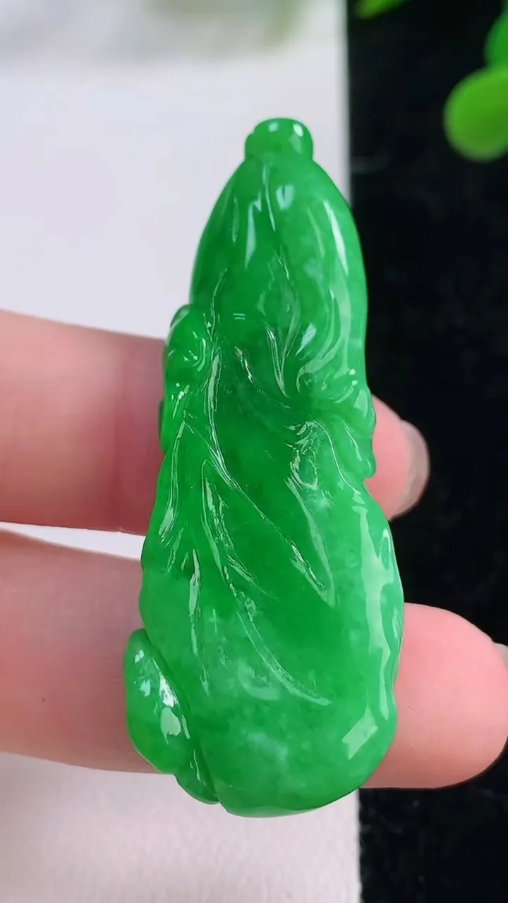 天然A货翡翠白菜吊坠，尺寸50-17.5-7.2，重量:12.99g
11月25日