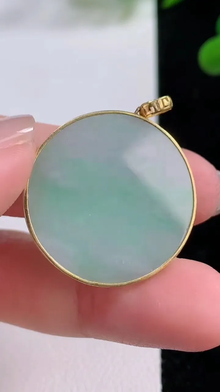 天然A货翡翠无事牌吊坠，尺寸26.8-2.8，重量:5.67g
11月25日