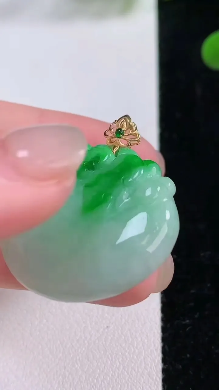 天然A货翡翠如意头吊坠，尺寸27.7-31-5.4，重量:10.40g
11月25日