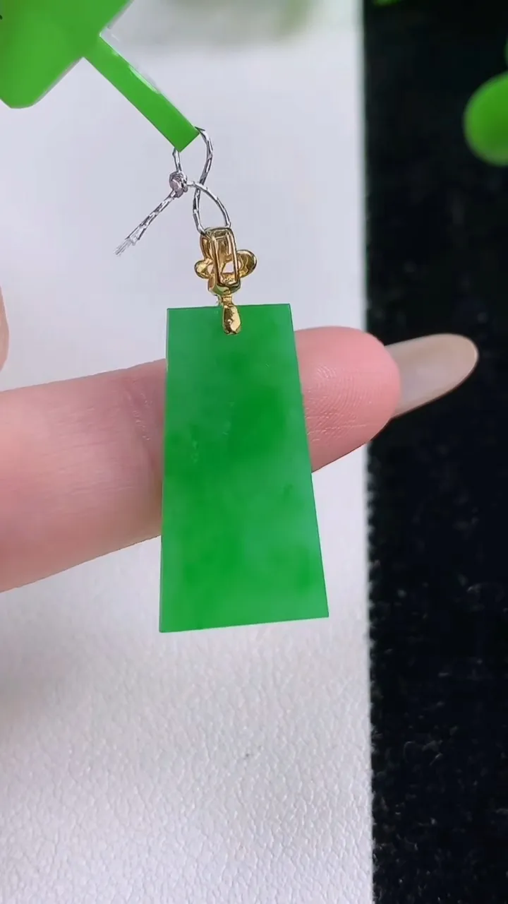 天然A货翡翠无事牌吊坠，尺寸23.6-12.6-2.1，重量:2.10g
11月25日