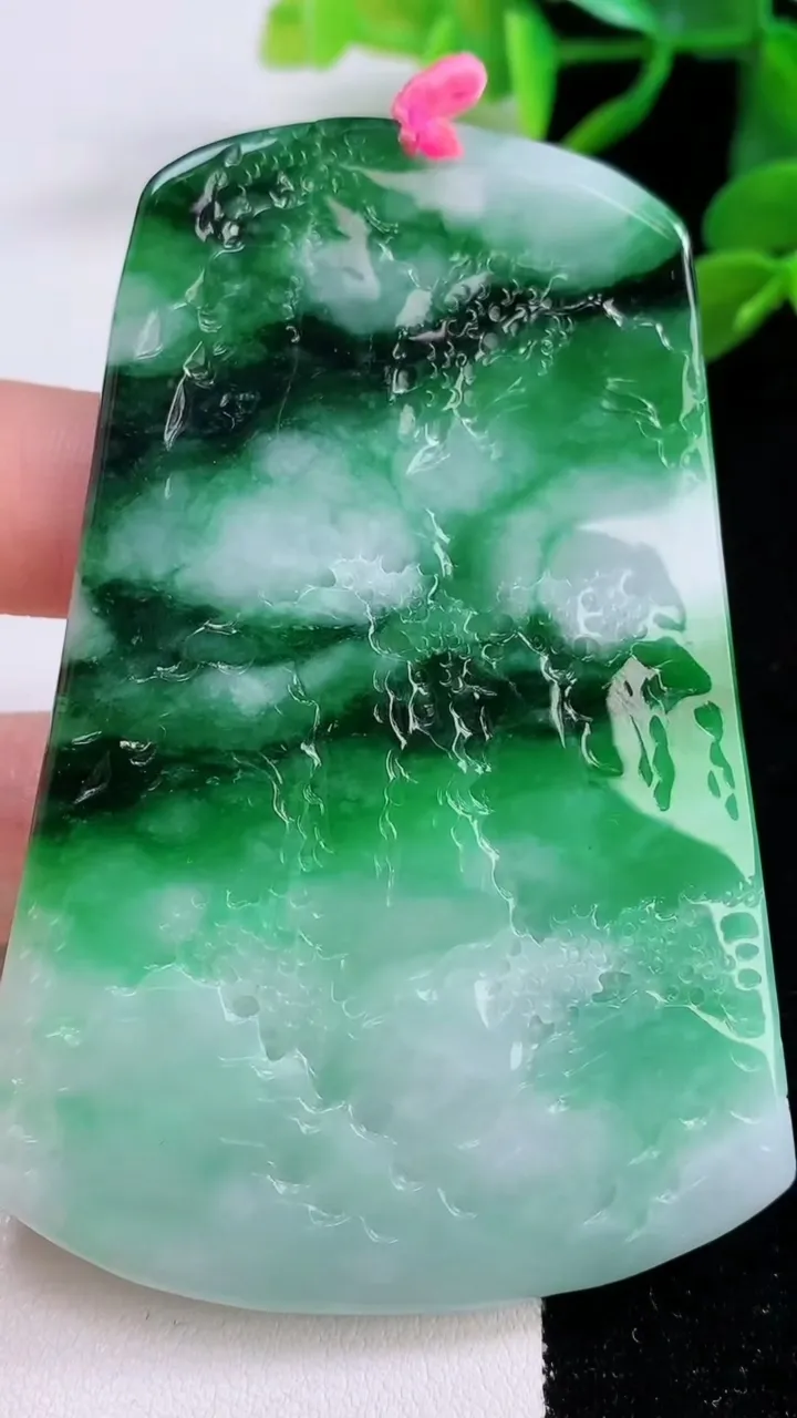 天然A货翡翠山水牌吊坠，尺寸79.2-52.8-5.3，重量:54.56g
11月25日