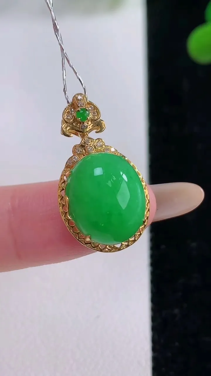天然A货翡翠蛋面吊坠，尺寸23.5-13-9.5，裸石13-11重量:2.96g
11月25日