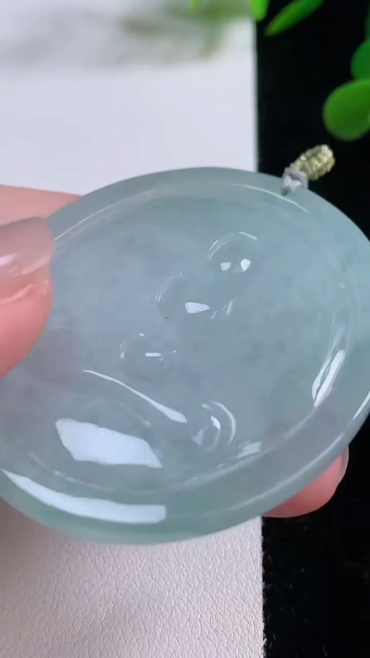 天然A货翡翠大日如来吊坠，尺寸54-45-5.3，重量:26.33g
11月25日