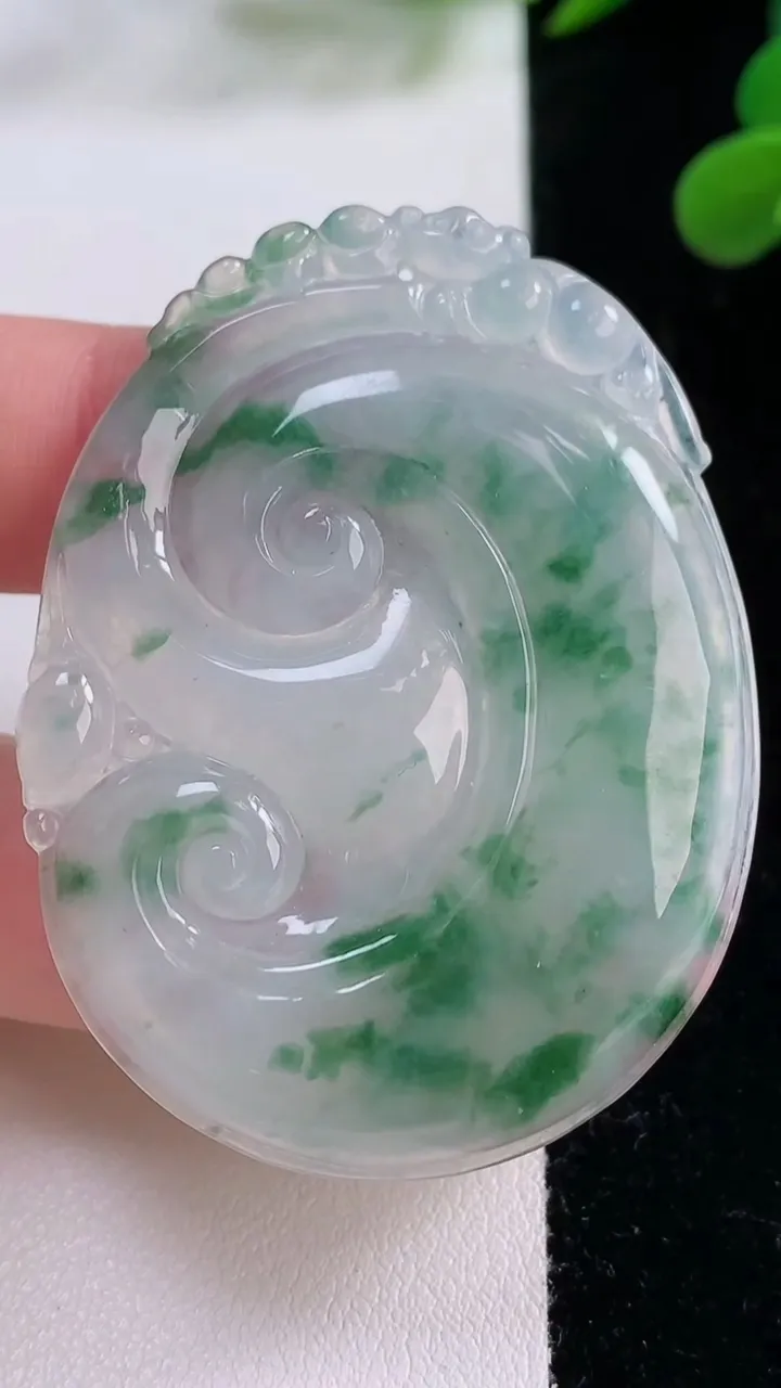 天然A货翡翠种飘花如意吊坠，尺寸52.4-39.5-4.9，重量:18.11g
11月25日