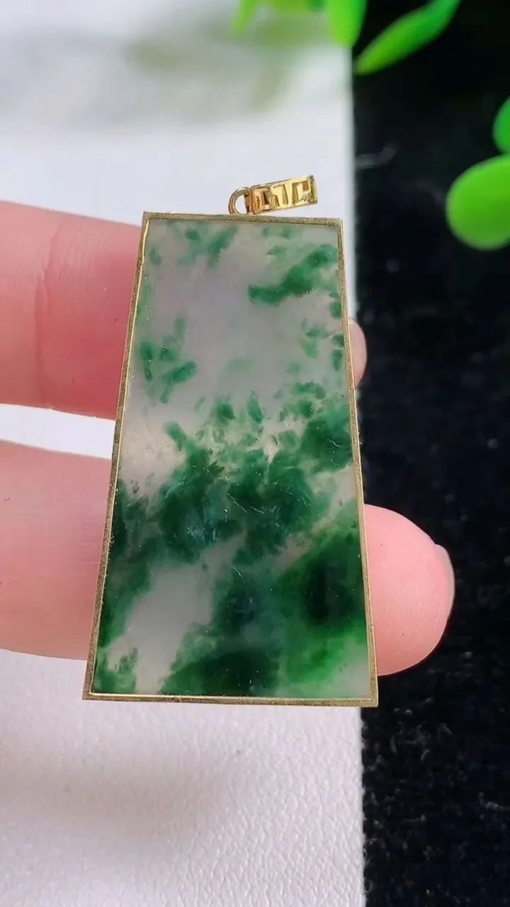 天然A货翡翠种飘花无事牌吊坠，尺寸35.5-21.2-2.3，重:5.43g
11月25日