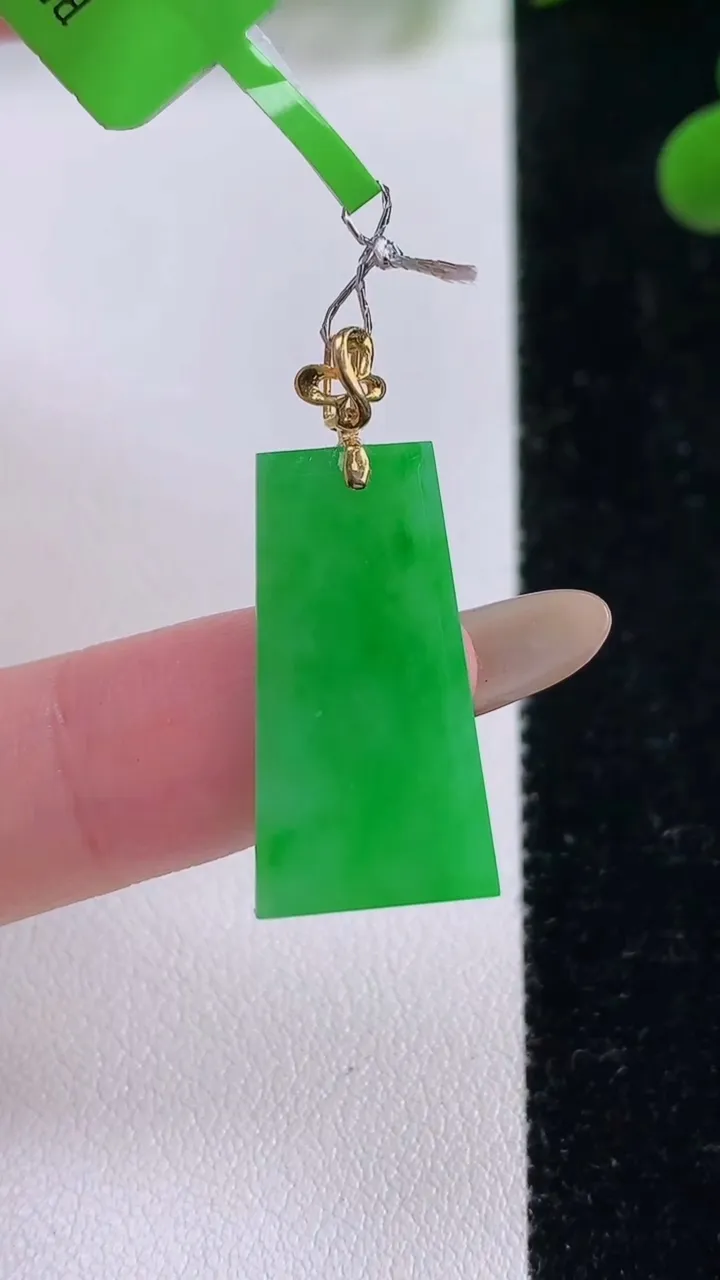 天然A货翡翠无事牌吊坠，尺寸23.6-12.6-2.1，重量:2.10g
11月25日