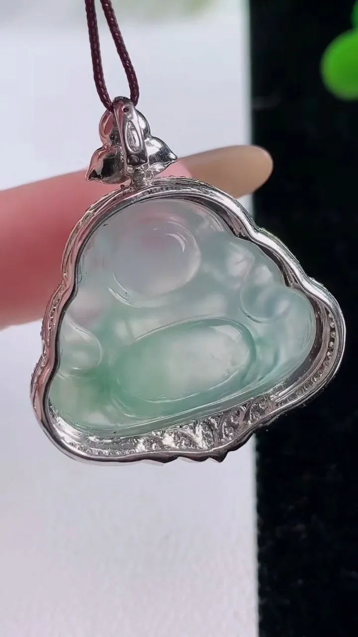 天然A货翡翠种飘花佛公吊坠，尺寸32.3-27.8-10.7，裸石20-25重量:7.81g
11月25日