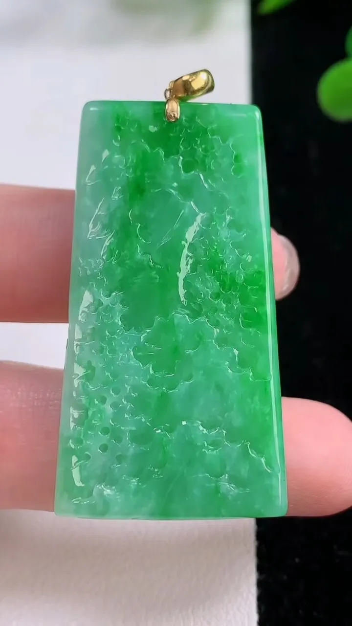 天然A货翡翠山水牌吊坠，尺寸44.8-23.3-4.6，重量:12.57g
11月25日