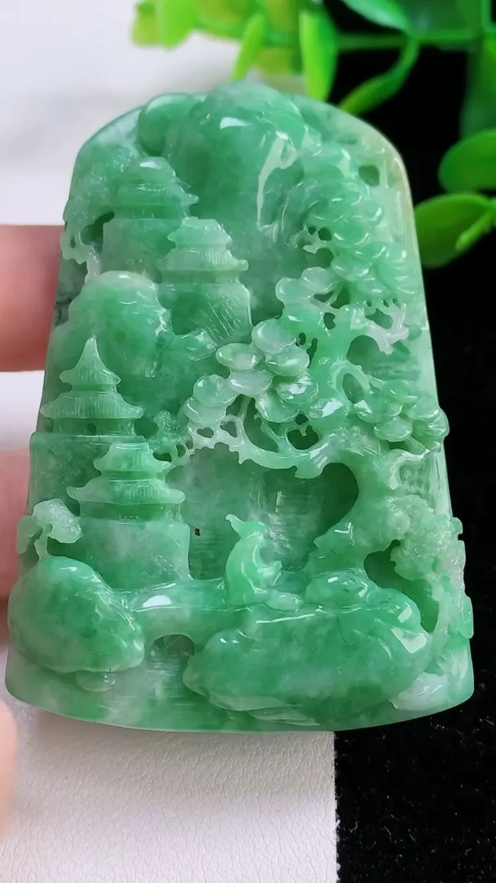 天然A货翡翠山水牌吊坠，尺寸67-40-11，重:70.95g
11月25日