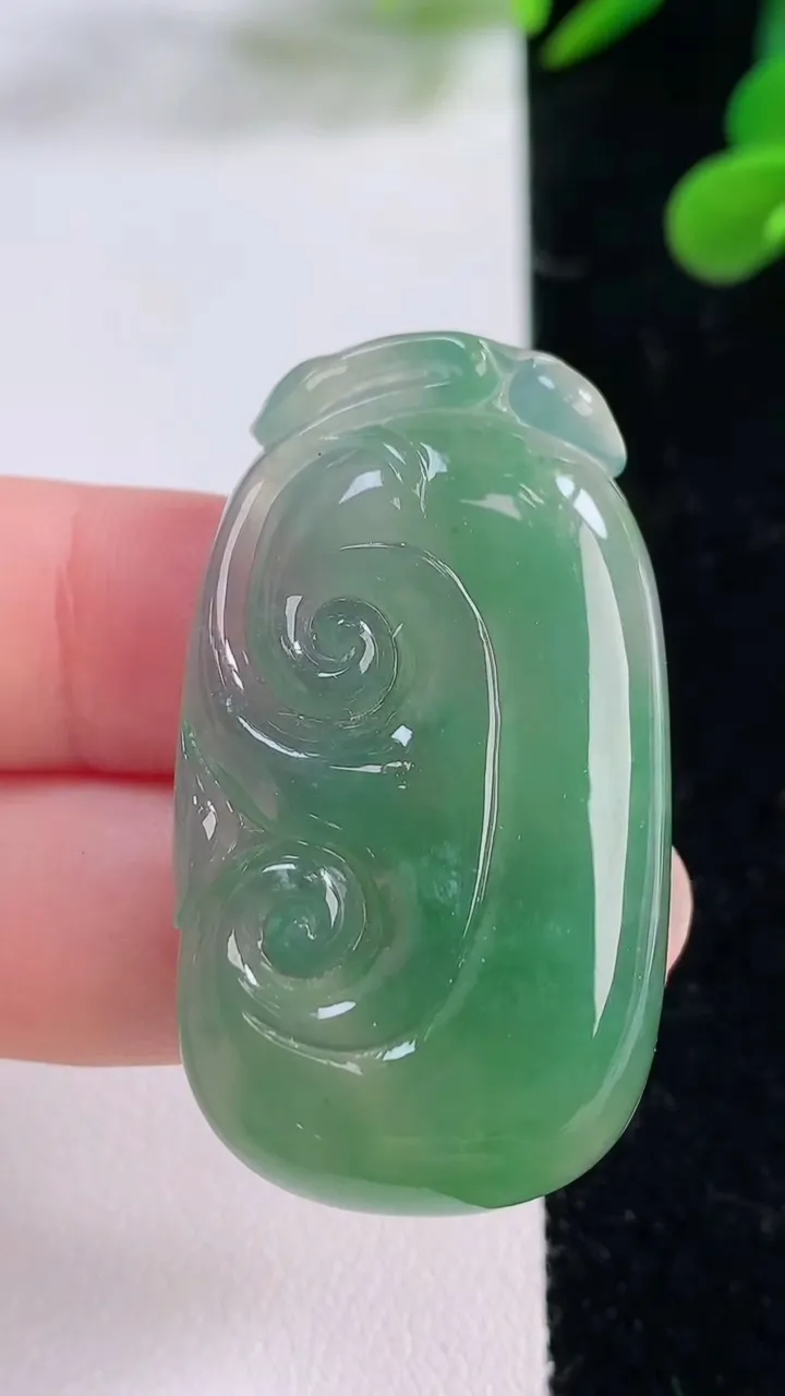 天然A货翡翠如意吊坠，尺寸42.6-23.4-6，重量:14.71g
11月25日