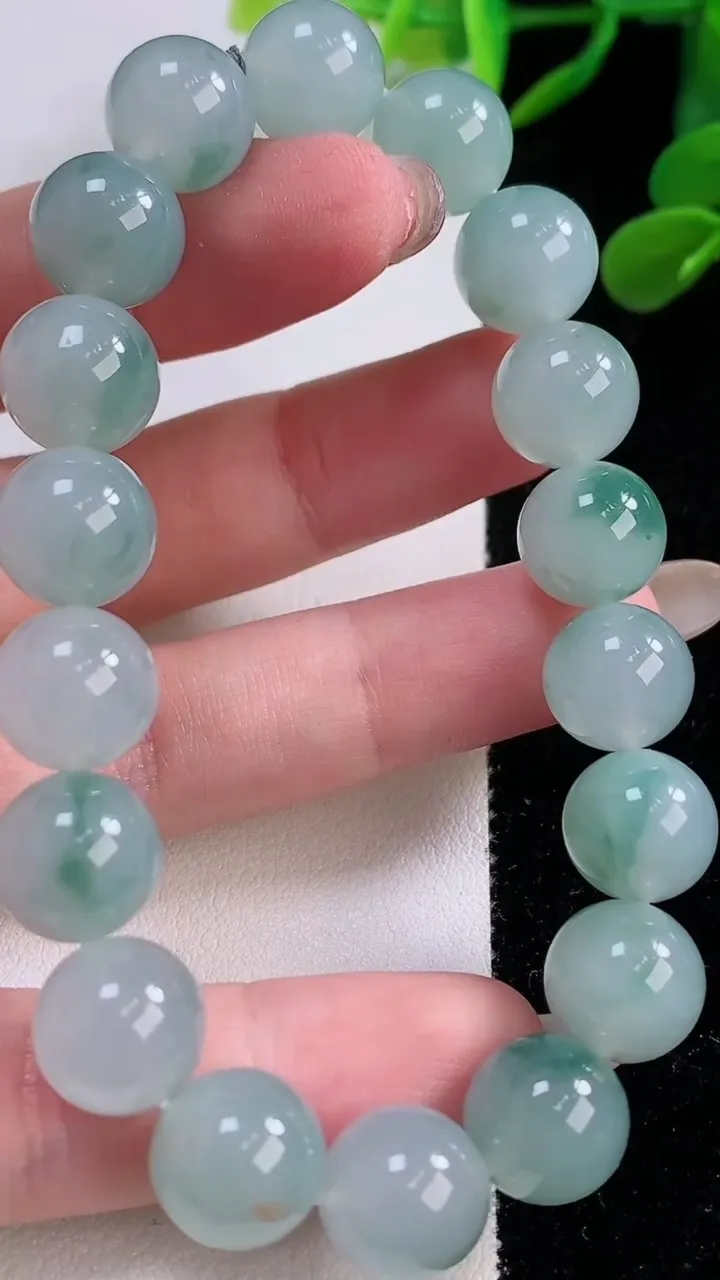 天然A货翡翠种飘花圆珠手串，尺寸10.8-19颗，重量:40.69g11月25日
工厂直销收藏佳品,种好水足，色泽均匀，有种有色，上手高大气！