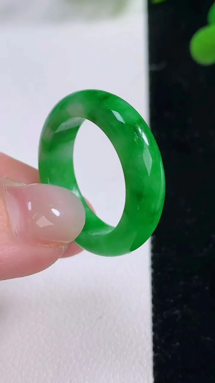 天然A货翡翠指环戒指，尺寸20-6-3.6，重量:5.66g2025年11月25日
工厂直销收藏佳品,种好水足，色泽均匀，有种有色，上手高大气！