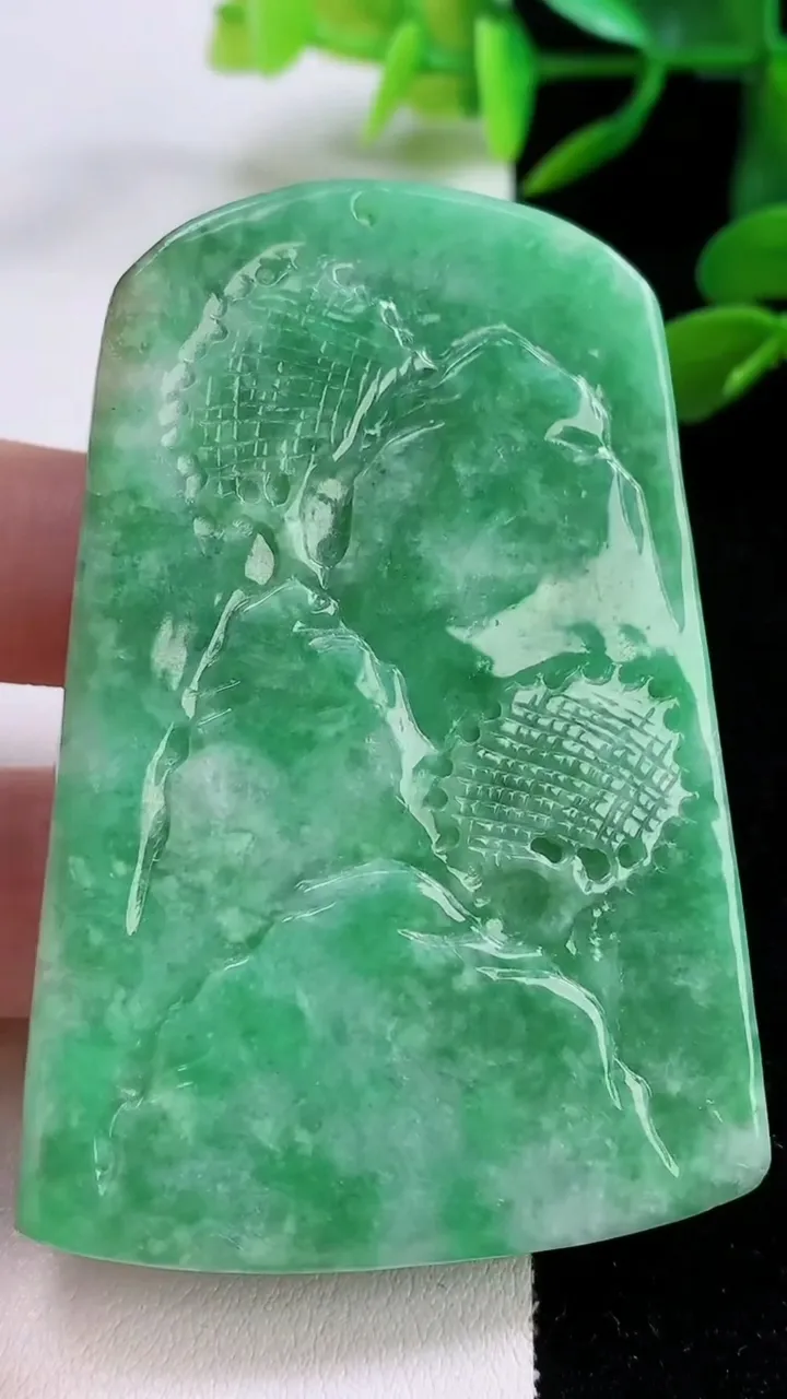 天然A货翡翠山水牌吊坠，尺寸67-40-11，重:70.95g
11月25日