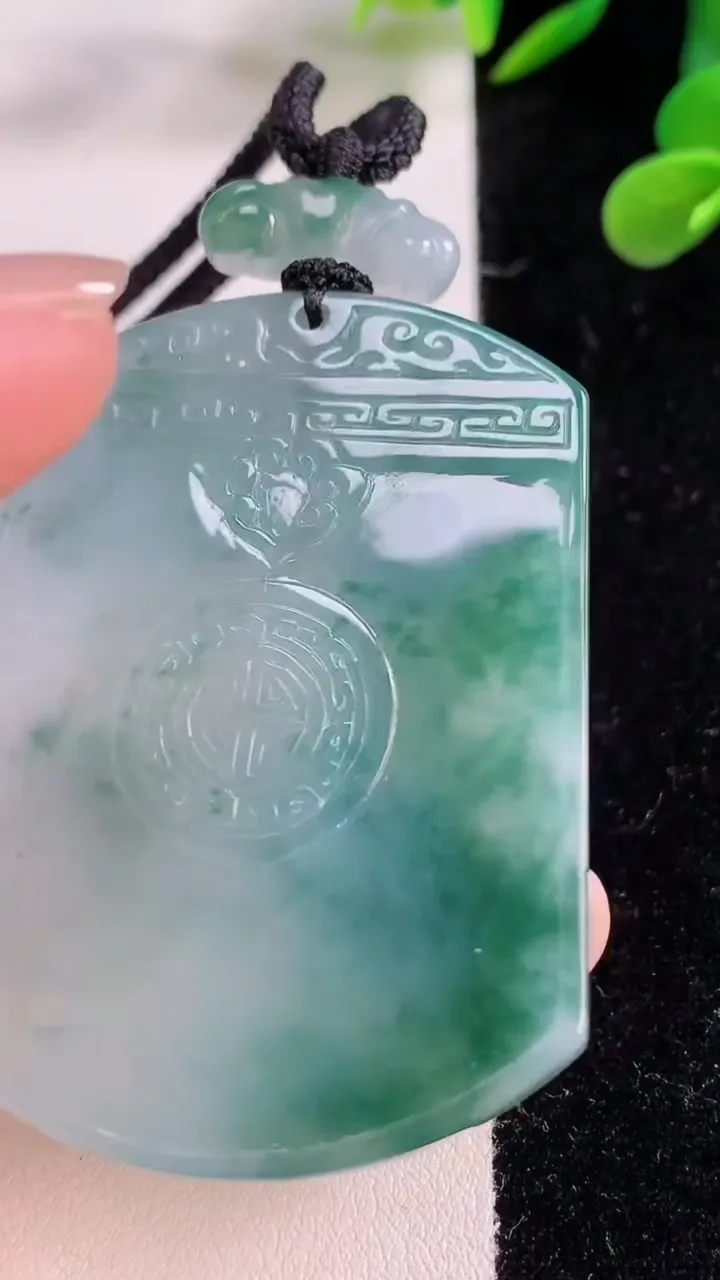 天然A货翡翠种飘花仿古无事牌吊坠，尺寸56.3-43-5.6，重量:44.37g
11月25日