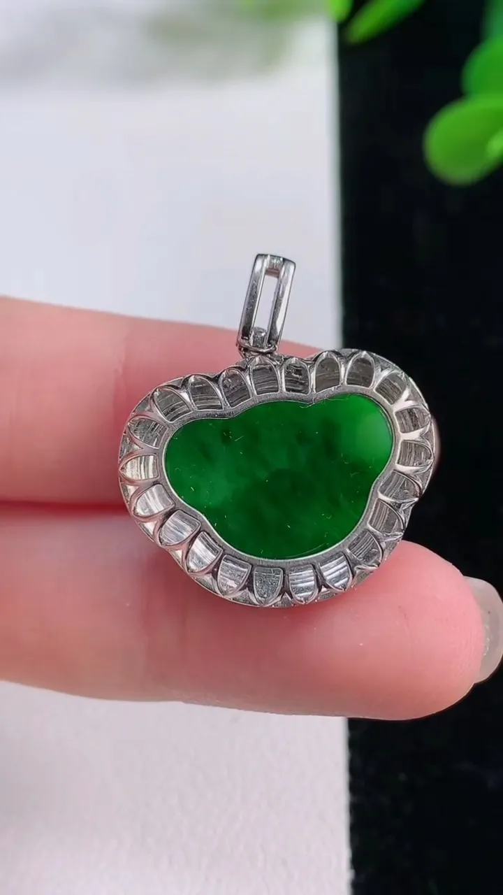 天然A货翡翠如意头吊坠，尺寸25.5-22.8-6.3，裸石12.6-17.4重量:4.21g
11月25日