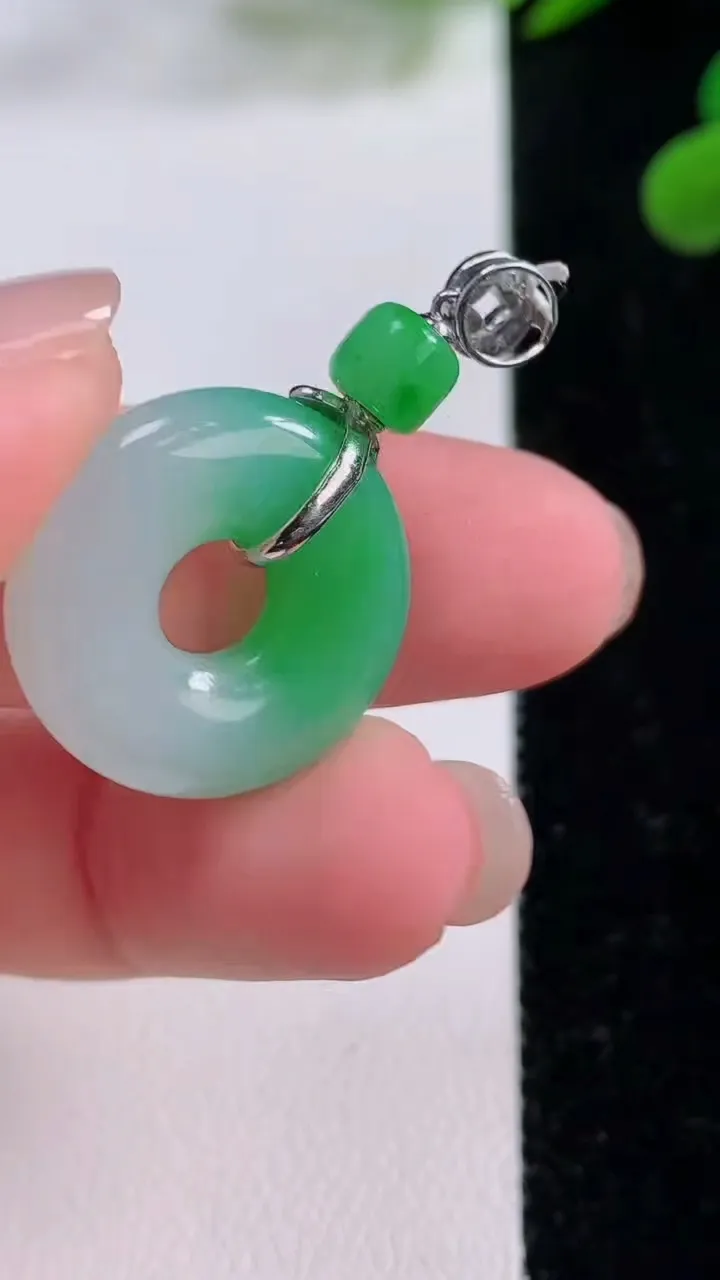 天然A货翡翠平安环吊坠，尺寸20-5.5，重量:5.31g
11月25日