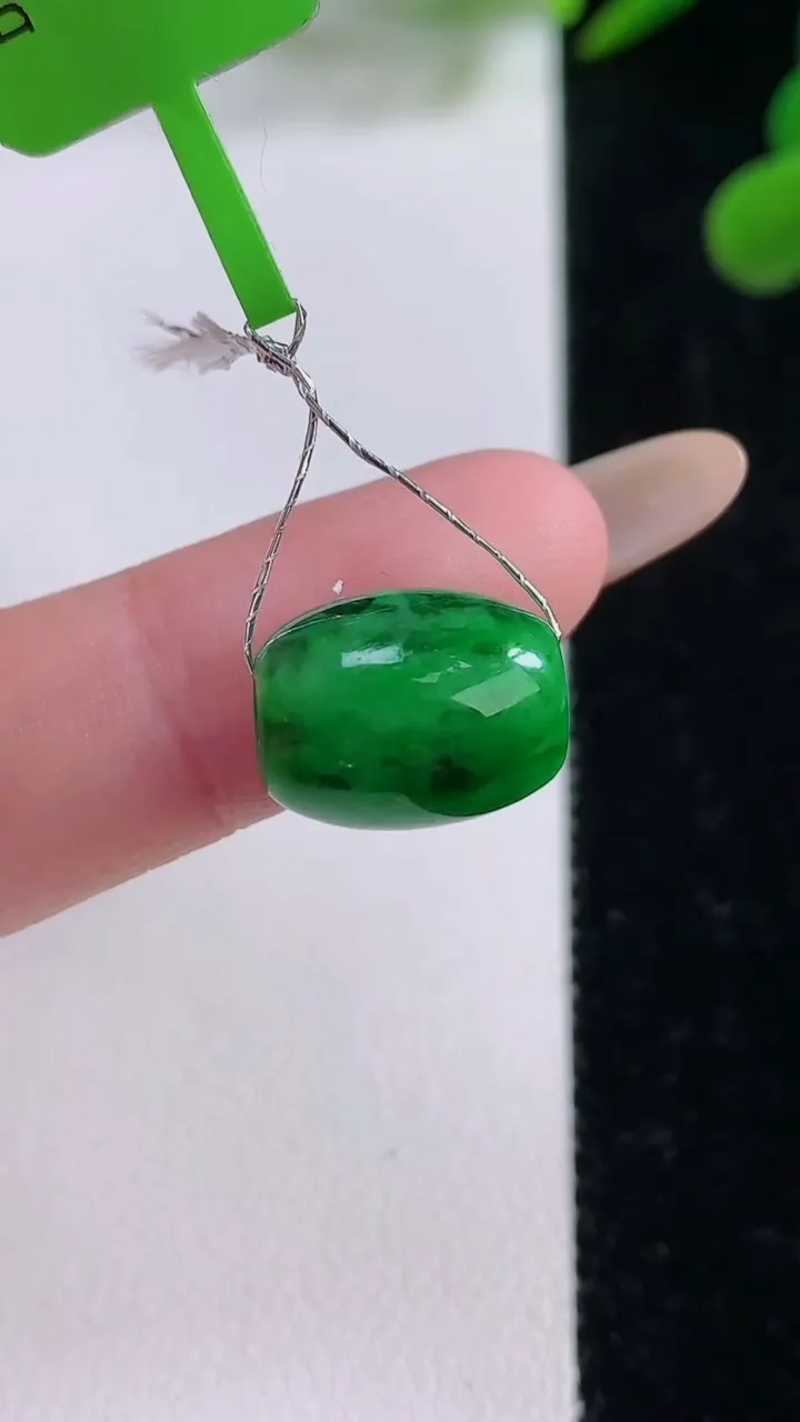 天然A货翡翠路路通吊坠，尺寸12.5-9.8，重量:2.69g
11月25日