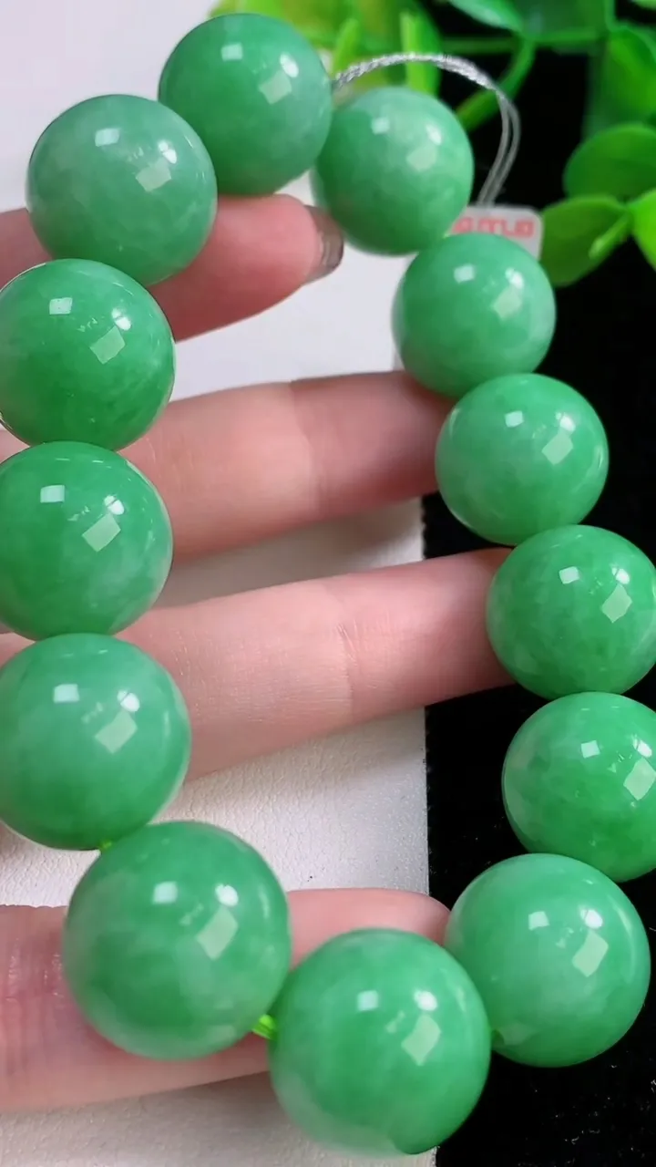 天然A货翡翠圆珠手串，尺寸16.4-13颗，重量:96.69g11月25日
工厂直销收藏佳品,种好水足，色泽均匀，有种有色，上手高大气！