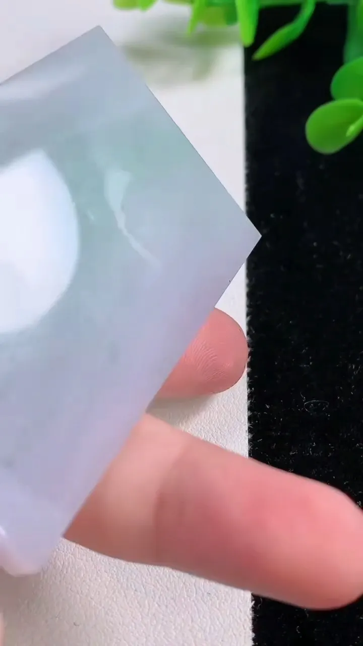 天然A货翡翠无事牌镶嵌件，尺寸61.5-42.2-5.8，重量:50.86g
11月25日