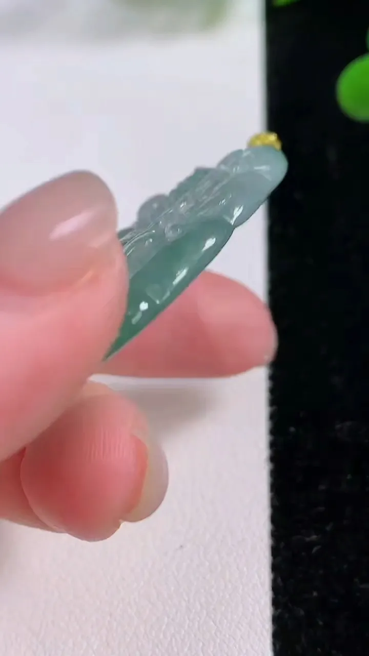 天然A货翡翠钟馗吊坠，尺寸49.5-30.8-5.1，重量:17.35g
11月25日