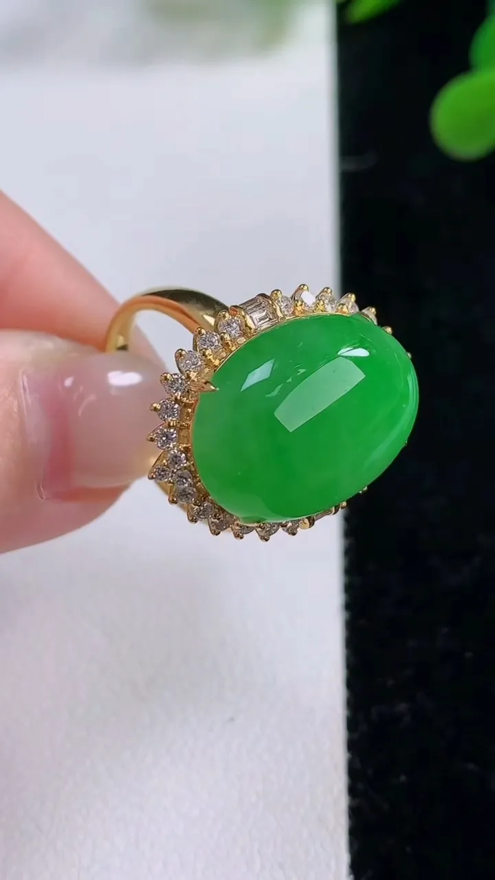 天然A货翡翠蛋面戒指，尺寸19.6-18.2-13.5-11，重量:6.87g2025年11月25日
工厂直销收藏佳品,种好水足，色泽均匀，有种有色，上手高大气！