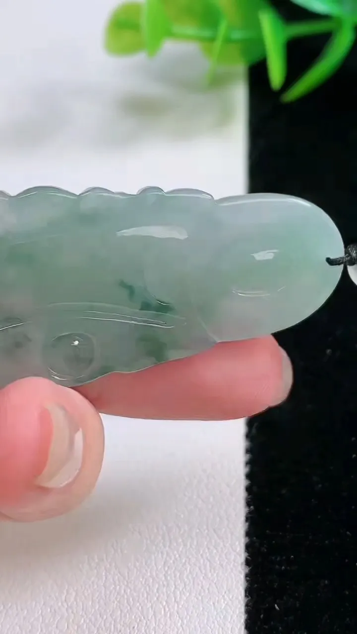 天然A货翡翠冰种飘花观音菩萨吊坠，尺寸52.3-23.5-5.6，重量:13.53g
11月25日