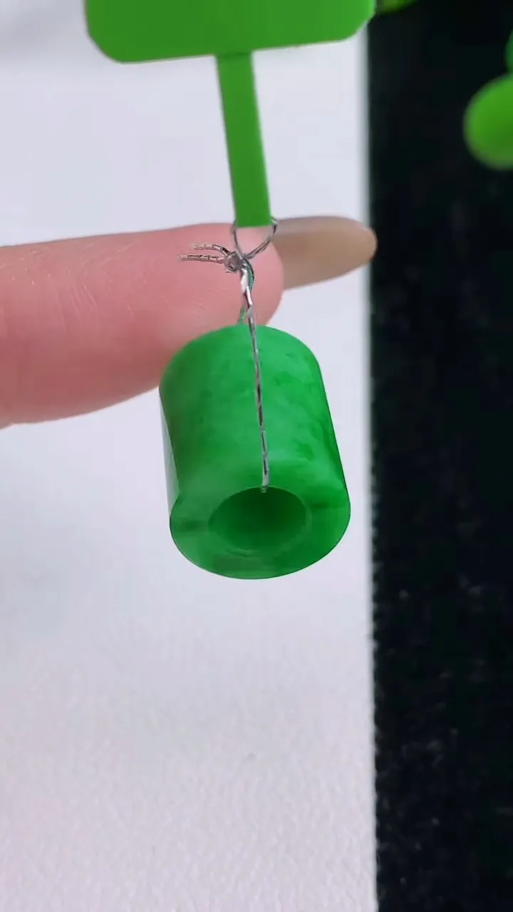 天然A货翡翠路路通吊坠，尺寸12.8-11.6，重量:4.10g
11月25日